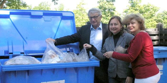 Professor Thomas H. Christensen from DTU Environment with two of the course participants. Photo: private.