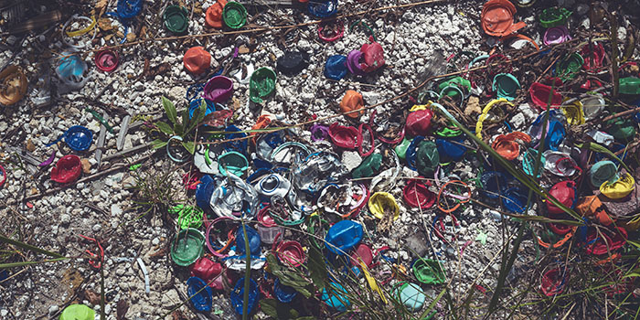 Plastaffald i naturen. Foto: Colourbox